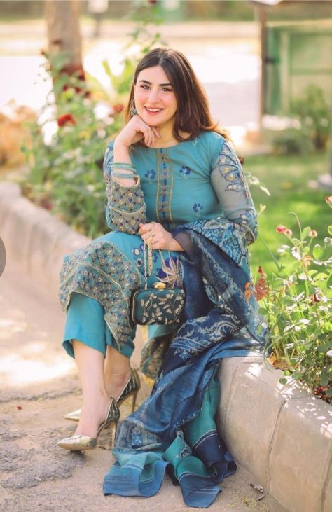 Pakistani dress
Blue dress Aaniat Khalid, Bollywood Designer Sarees, Outfits Juvenil, Lace Suit, Asian Bridal Dresses, Bridal Jewellery Design, Asian Bridal, Simple Pakistani Dresses, Boutique Dress Designs