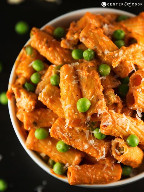 Spicy Chicken Rigatoni {Like Buca Di Beppo} Spicy Chicken Rigatoni, Spicy Rigatoni, Chicken Rigatoni, Rigatoni Noodles, Rigatoni Recipe, Rigatoni Recipes, Restaurant Meals, Vodka Sauce, Couple Things