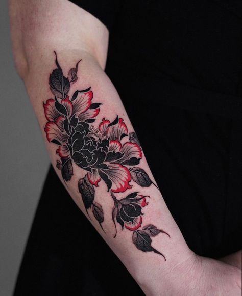 Black Flowers Tattoo, Red Flower Tattoos, Tattoo Magazine, Ornamental Tattoo, Red Ink Tattoos, Geniale Tattoos, Tatuaje A Color, Red Tattoos, Black Ink Tattoos