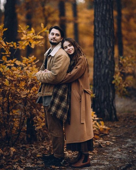 Couple Fall Photoshoot, Autumn Photography Portrait, Fall Date Ideas, Fall Couple Pictures, Fall Photoshoot Ideas, Portret Feminin, Fall Couple Photos, Fall Photo Shoot Outfits, Fall Engagement Pictures