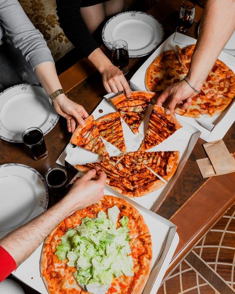 Friends Eating Pizza, Pizza Table, Pizza Friend, Friends Eating, Friends Talking, Pizza Photo, Pizza Company, Pizza And Beer, Eating Pizza