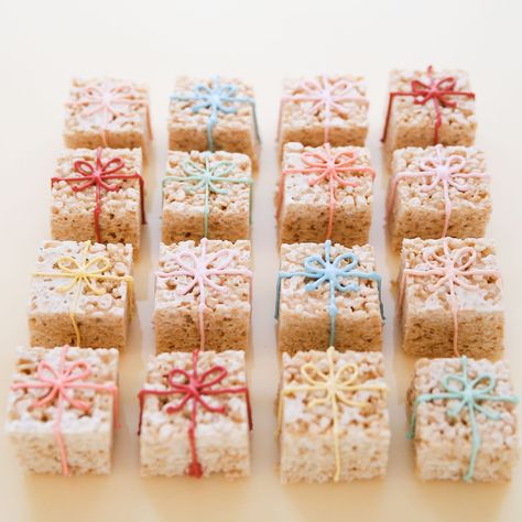 <p>An icing bow turns a Rice Krispies square into a nifty little gifty. Cut into cubes or different shapes and sizes to resemble gift boxes or even the gift itself (try an icing bow around a Rice Krispie bicycle!). Then pipe on a bow in any color you like. Set them out your party as […]</p> Rice Crispy Treats Christmas, Krispie Treats Christmas, Rice Krispie Treats Christmas, Rice Krispie Squares, Christmas Treats Boxes, Krispie Treats Recipe, Xmas Treats, Krispies Treats, Rice Crispy Treats