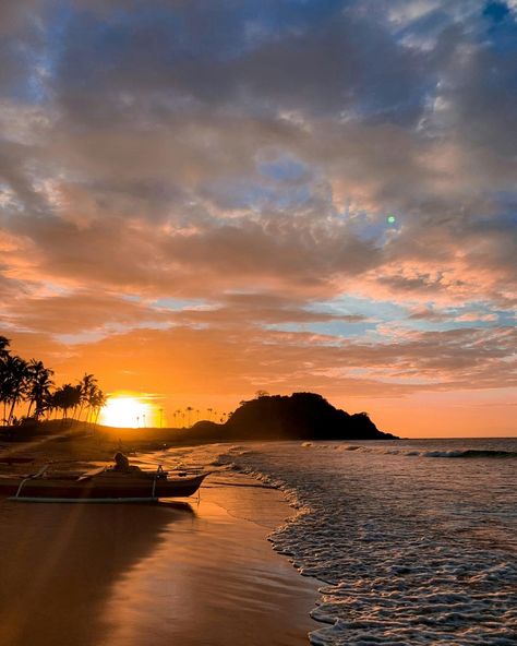 Sunset in Nacpan Beach 📸 Yeed Haron #sunset #sunsetlovers #sunsetphotography #sunsetphilippines #nacpanbeach #elnido #palawan #island #philippineislands #philippines #philippinesbestshotsandplace Nacpan Beach Palawan, Palawan Philippines Aesthetic, Palawan Beach, Elnido Palawan, Palawan Island, Coron Palawan, Wallpaper Homescreen, Coron, Palawan