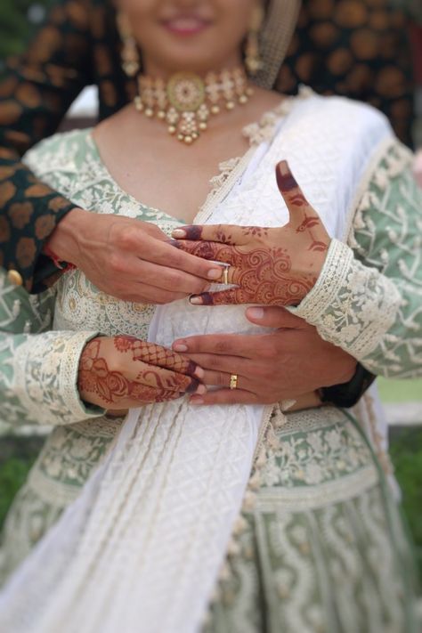 Engment Pose Bride, Engagement Ceremony Poses, Ringceremony Couple Poses, Rings Engagement Couple Photo Poses, Engagement Ring Ideas Non Traditional, Engment Poses Couple, Ring Ceremony Poses Indian, Indian Ring Ceremony Photography, Ringceremony Pose