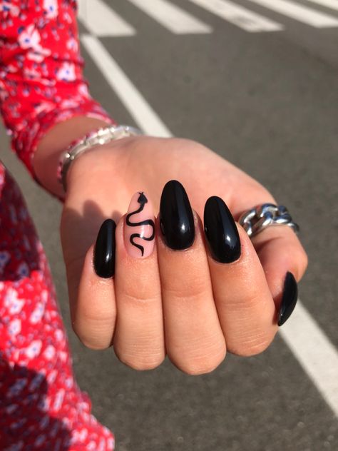 Snake Gel Nails, Nail Patterns Simple, Trendy Black Nails Short, Nails Black Snake, Snake On Nails, Black Snake Nails, Mgk Nails, Hot Pink And Black Nails Acrylics, Goth Nails Short