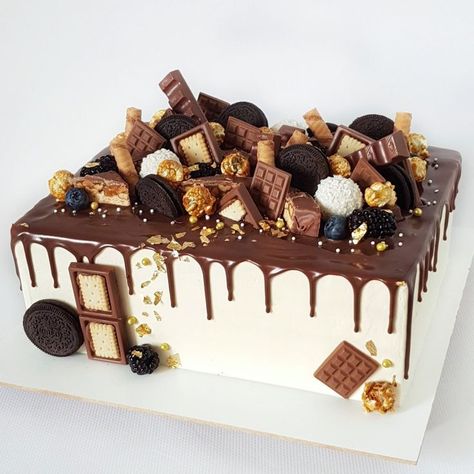 Торт с конфетами em 2022 | Sobremesas elegantes, Bolo de aniversário simples, Guloseimas Rectangular Chocolate Cake Design, Rectangular Cake Ideas, Square Chocolate Cake Decoration, Chocolate Square Cake Decorating Ideas, Square Chocolate Cake Design, Pretty Birthday Cakes Chocolate, Rectangular Birthday Cake, Rectangular Cake Decoration Ideas, Rectangular Cake Designs