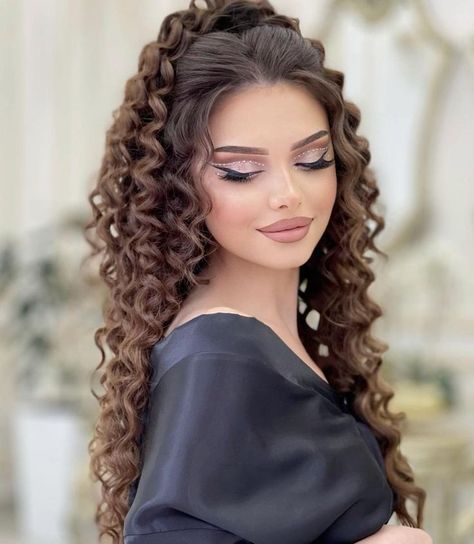 Long Curly Wedding Hair, Curly Bridal Hair, Curly Hair Beauty, Hair Styels, Modele Fitness, Curly Wedding Hair, Curly Hair Extensions, Quince Hairstyles, Hair Stylist Life