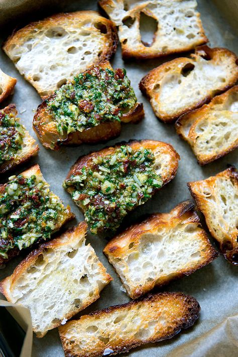 Sun-dried Tomato and Spinach Pesto — a wintry spread perfect for entertaining! This pesto made with all pantry staples and the addition of spinach, is so delicious. It takes no time to blitz together, and it's delicious with fresh bread, crackers, or crostini. #pesto #spinach #sundriedtomato #winter #holidays #entertaining #appetizers Pesto Crostini, Bread Crackers, Pesto Recipes, Pesto Spinach, Entertaining Appetizers, Crostini Appetizers, Baking Spices, Vegan Starters, Spinach Pesto