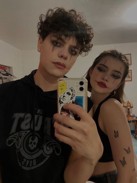 Couples Halloween Makeup Ideas Easy, Halloween Makeup Couples Ideas, Couple Last Minute Halloween Costumes, Couples Makeup Halloween, Clown Couple Makeup, Halloween Couple Makeup Ideas, Couples Face Paint Halloween, Maquillage Halloween Couple, Couples Face Paint