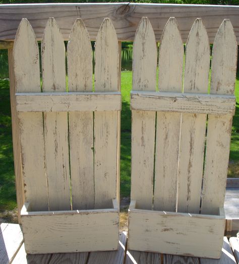 What do you get when you recycle old fence panels? Faux flower planters! Made entirely from recycled materials. All Items and information can be found on my facebook buisness page. Willow Creek Primitives, Tomah Wisconsin. Junk Repurposed Diy Ideas, Picket Fence Decor, Picket Fence Crafts, Fence Window, Old Fence Boards, Picket Fence Panels, Fence Picket, Pallet Fence, Old Fences