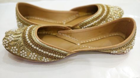 Golden Punjabi Jutti, Punjabi Shoes, Indian Shoes, Punjabi Jutti, Wedding Shoes Lace, Fancy Jewellery Designs, Thread Bangles, Stylish Footwear, Shoes Teen