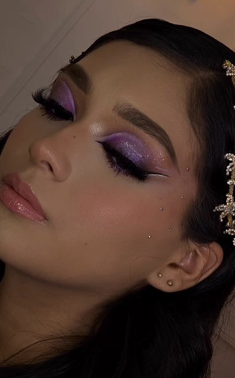 Lilac Prom Makeup Looks, Purple Quinceanera Makeup, Maquillaje Color Lila Natural, Lavender Makeup Looks Prom, Quinceanera Makeup Purple, Purple Quince Makeup, Makeup Morado, Rapunzel Makeup, Makeup Looks Prom