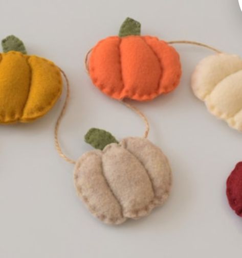 Felt Pumpkin Garland, Pumpkin Bunting, Fall Felt Crafts, Cactus Party Decor, Halloween Fabric Crafts, Thanksgiving Garland, Halloween Bunting, Pumpkin Garland, Felt Pumpkins