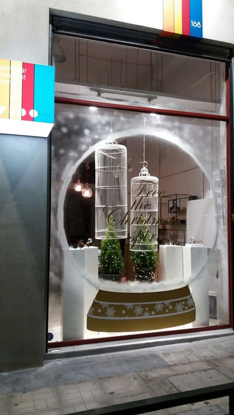 Store Window Displays Christmas, Shop Window Christmas Display, Snow Globe Window Display, Christmas Retail Decor, Shop Window Displays Ideas, Xmas Window Display Ideas, Storefront Christmas Displays, Christmas Shop Window Display, Window Displays Ideas