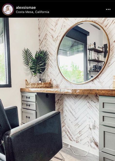 Salon Setup Ideas, Facial Room Decor, Solo Esthetician Room, Esthetician Studio, Solo Esthetician, Salon Decor Studio, Salon Decor Ideas, Rustic Salon, Small Hair Salon