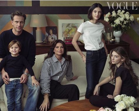 Annie Leibovitz Portraits, Meet The Parents, Lawyer Fashion, British Family, Family Look, Annie Leibovitz, Fashion Family, Aesthetic People, Perfect Family