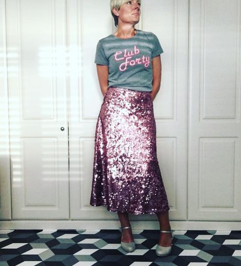 C L A I R E (Club Forty) on Instagram: “Still in love 💗with these pink sequins ✨ 💕#sequinskirt #clubfortytee #clubfortyclothing #clubforty” Sequin Skirt And Tshirt Outfit, Sequin Skirt Outfit Casual, Sequin Skirt Outfit, Sequin Skirt Long, Skirt Outfit Casual, Sequins Skirt, Adele Dress, Slogan Tshirt, Glad Rags