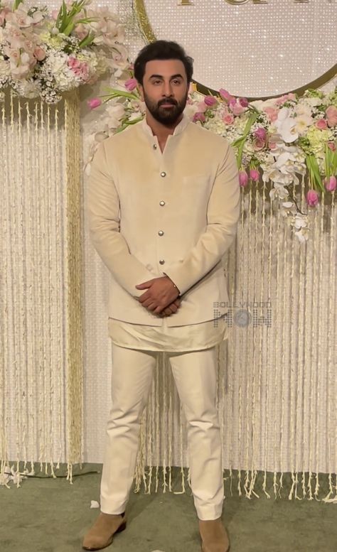 Ranbir Kapoor Kurta Pajama, Men Mehendi Outfits, White Jodhpuri Suit Men, Ranbir Kapoor Jodhpuri Suit, Beige Bandhgala Suit Men, Bollywood Style Beige Bandhgala For Eid, Ranveer Singh Kurta, Ranveer Singh Suit, Ranveer Singh In Jodhpuri Suit