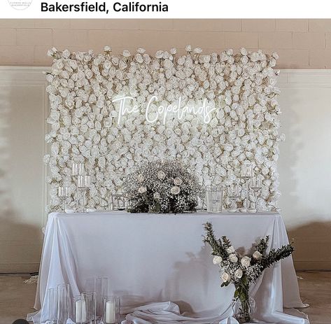 Flower Wall Head Table Wedding, Flower Wall Behind Sweetheart Table, Minimalist Wedding Head Table, Sweetheart Table With Backdrop, Sweet Hearts Table Wedding, Head Table Wedding Flowers, Main Table Wedding, Sweetheart Table Backdrop, Sweetheart Table Flowers