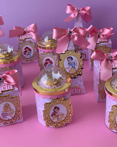 Papitas Pringles y Cajitas Dulceras, personalizadas para celebrar los 4 añitos de Lucia con esta bonita versión de las princesas de Disney 🧡 . . . . . . . #andreaoliverocreativity #fiestasinfantiles #fiestasprincesas #princesasdisney #princessdisney #princessparty #partythemesforkids #partythemesforgirls #fiestaprincesas Party Favor Boxes, Packing Boxes, Favor Boxes, Party Favor, Party Favors, Disney, Party Favours