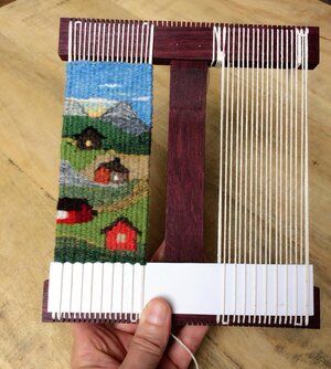 Small Weaving, Tapestry Loom Weaving, Pin Weaving, Weaving Tapestry, Tapestry Loom, Weaving Loom Diy, Small Tapestry, Weaving Loom Projects, Peg Loom