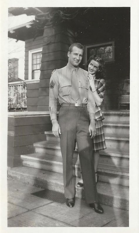 1940s Aesthetic, 1940s Photos, Fashion Through The Decades, A Couple In Love, 1940s Women, Old Fashioned Love, Vintage Couples, Couple In Love, 20th Century Fashion