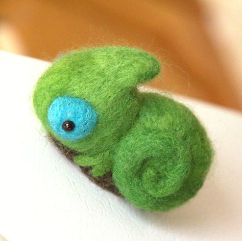 The chameleon in the picture is sold out,so I made another one. Since all items are completely handmade and one-of-a-kind, there will sometimes be slight variations in size and shape. This little felted chameleon magnet will be cute on your refrigerator or decoration of any Needle Felting Diy, Felted Wool Crafts, Needle Felting Projects, Felt Baby, Wool Art, Felting Tutorials, Wool Crafts, Needle Felt, Needle Felted Animals