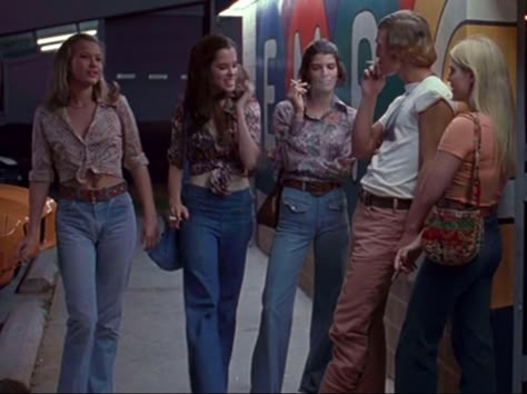 Dazed And Confused Fashion, 70s Flannel Outfit, Dazed And Confused Aesthetic Outfits, Almost Famous Outfits, Dazed And Confused Outfits, 70 Outfits, Fashion Decades, Hippie Aesthetic, 70s Party