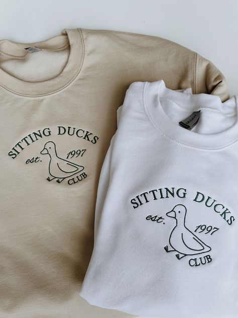 Sitting Ducks Club Embroidered Sweatshirt Cool Crewneck Sweatshirt, Cute Crewneck Sweatshirt Design, Embroidered Machine Ideas, Cute Embroidered Crewneck, Ideas For Embroidery On Clothes, Cute Tees For Women, Embroidery Best Friends, Cute Crew Neck Sweatshirts, T Shirt Simple Design