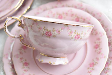 Cute Tea Sets, Cute Tea Cup And Plate, Aesthetic Tea Set, Tea Set Aesthetic, Pink Crockery, Teacup Set Aesthetic, Unique Cups, Vintage Tea Cup Set, Pink Tea Set