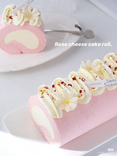 Swissroll Decorated, Japanese Roll Cake, Fine Dining Desserts, Swiss Roll Cake, Chocolate Day, Pastry Art, Cake Decorating Designs, Mousse Recipes, Pretty Birthday Cakes