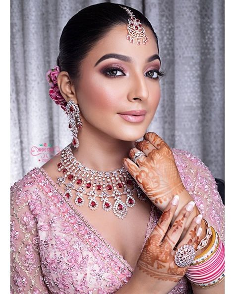 Lehenga Necklace Set, Eye Makeup For Pink Lehenga, Rani Pink Lehenga Jewellery Ideas, Makeup For Pink Lehenga, Pink Lehenga Bridal Makeup, Indian Pink Makeup, Pink Bridal Makeup Indian, Pink Lehenga Jewellery Ideas, Pink Lehenga Makeup Look