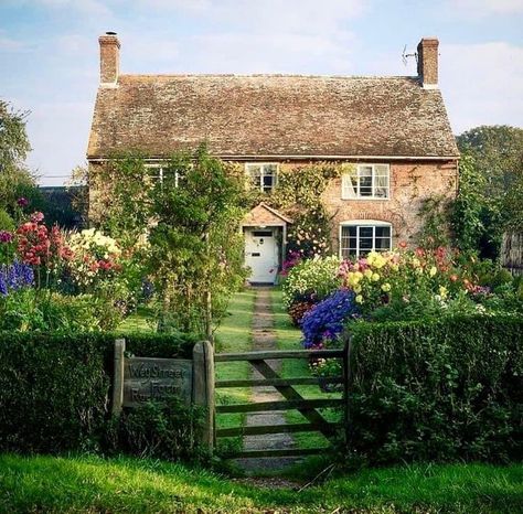 Farmhouse Cottage Exterior, Old English Cottage, Scottish Cottages, Countryside Life, English Country Cottages, England Countryside, Cottage Aesthetic, Fairytale Cottage, Cottage Exterior