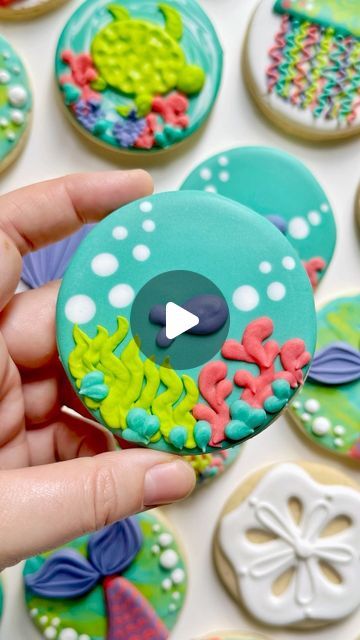 Grace Gaylord | Cookie Artist & Content Creator ~ NYC on Instagram: "Nuggets from my new Under the Sea class ⤵️ This cookie is giving purple goldfish cracker in the ocean and I’m so here for it. While the lil ocean floor doo dads can be hard to pipe, I’d say the most challenging part of this cookie is just getting the wet on wet air bubbles in the right spot!   ➡️ Comment MERMAID and I’ll send you a DM (direct message) with the class purchase link! (Or if you’re seeing this on FB I’ll respond with a comment ☺️)  Included in this online class:  🦀 8 designs all on a circle! 🧜‍♀️ 1.5-hour pre-recorded class recording (can take as many times and anytime is convenient) 🦀 96-page workbook (detailed instructions on recipes, links for what you need to you buy, prep work, step-by-step photo inst Under The Sea Cookies Decorated, Under The Sea Cookies, Sea Cookies, Royal Iced Cookies, Underwater Theme, Ocean Floor, Under The Sea Theme, Cookies Decorated, Sea Theme