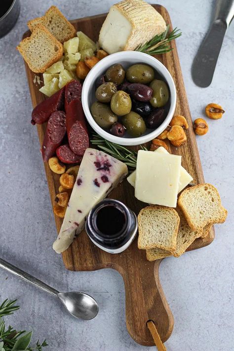 A perfectly portioned cheese board for two. Great for a date night in, or for a light dinner any day of the week. All the tips and tricks for making amazing cheese boards, even when scaling down. Cheese With Wine, Personal Cheese Board, Two Person Charcuterie Board, One Person Charcuterie Board, Charcuterie Board For One Person, Charcuterie For One, Cheese Board For Two, Simple Cheese Board, Charcuterie Lunch