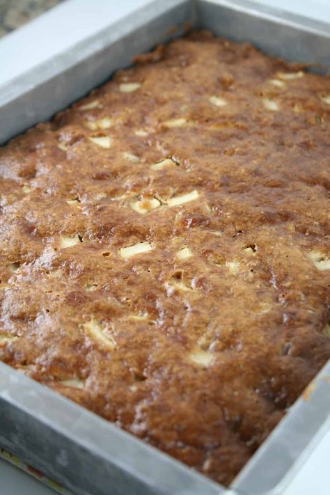 Sour Cream Apple Bars, Best Apple Recipes Desserts, Sour Cream Apple Cake, Apple Squares Recipe, Apple Bar Recipes, Apple Squares, Apple Brownies, Love Bakes Good Cakes, Cake Squares