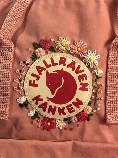 Kanken Flower Embroidery, Fjallraven Embroidery Diy, Fjällräven Kånken Embroidery, Fjallraven Kanken Embroidered Diy, Embroidery Fjallraven Kanken, Embroidery Kanken Bag, Kanken Embroidery Diy, Kanken Embroidery Ideas, Fjallraven Embroidery