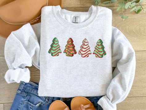 Christmas Apparel, Winter Shirts, Trendy Winter, Holiday Sweatshirt, Sweatshirt Christmas, Holiday Shirts, Look Plus, Christmas Sweatshirts, Casual Sweatshirt