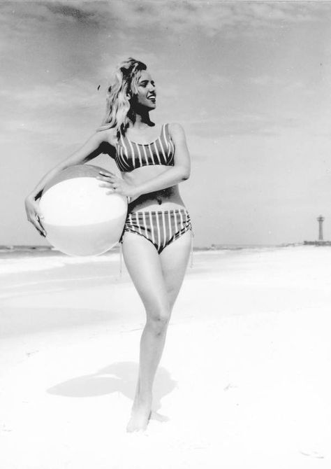 Melody May poses on the beach holding a beach ball - Panama City, Florida. 1966. (State Archives of Florida) 60s summer style. Holding Beach Ball Reference, Beach Poses Art Reference, Beach Pose Reference, Holding Ball Reference, Beach Poses Drawing, Pool Poses, Girl Standing, Vintage Swimwear, Beach Ball