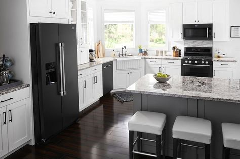 black kitchen appliance - The new Cast Iron Black kitchen appliance finishes from Maytag take inspiration from the look and features of a classic type of cookware. The finis... White Kitchen Black Appliances, White Cabinets Black Appliances, Kitchen With White Cabinets, Black Fridges, Cleaning Oven, Black Appliances Kitchen, Black And White Kitchen, Cook Dinner, Black Appliances