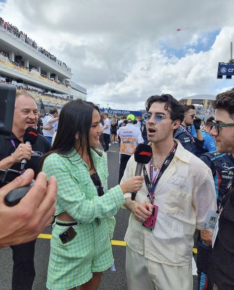 F1 Presenter, Journalist Outfit Reporter, Sport Management Career, Journalism Major, My Future Job, Rock In Rio, Career Vision Board, Vision Board Goals, Career Options