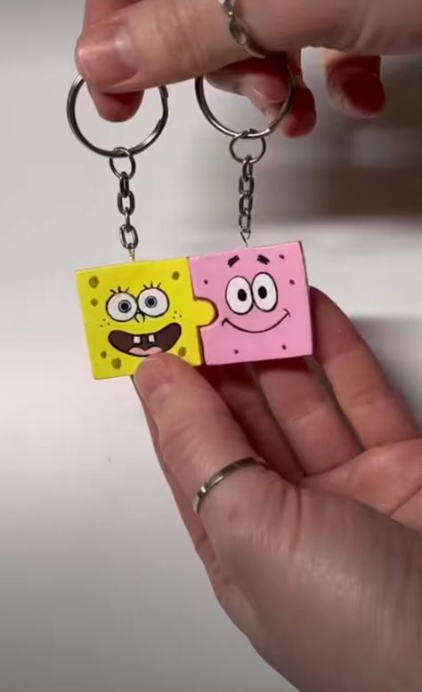 Crafts for girlfriends/boyfriends with SpongeBob 🧽 and Patrick ⭐ Diy Spongebob Gifts Ideas, Clay Crafts For Boyfriend Cute Ideas, Clay Keychain For Boyfriend, Spongebob Themed Gifts, Spongebob Clay Ideas, Clay Gift For Boyfriend, Spongebob Gift Ideas, Clay Art For Boyfriend, Clay Spongebob