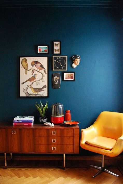 Dark blue walls in a mid-century modern living room. This would be a gorgeous accent wall in my living room. I adore the colour. Gives me the bold look I am aiming for without having to try charcoal grey colourwashing on the wall. Ideas Decoracion Salon, Dark Blue Walls, 70s Home, Yellow Chair, 70s Home Decor, Blue Living Room, Blue Rooms, Blue Interior, Decor Minimalist