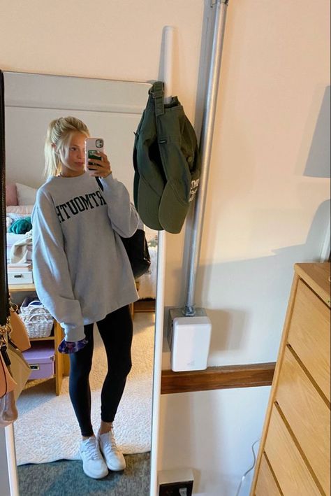 Fall Fit Leggings, Winter College Class Outfit, College Lazy Day Outfits, Relaxed College Outfits, Long Sleeve Leggings Outfit, Crew Neck And Leggings Outfit, Simple School Outfits Leggings, Leggings And Hoodie Outfit Casual, Legging And Sweatshirt Outfit