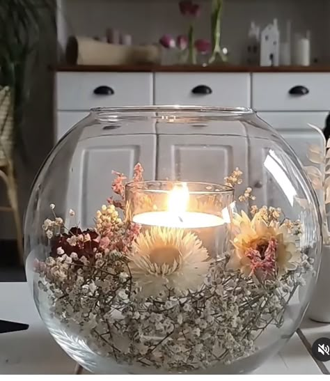 Fishbowl Decor Ideas, Round Table Party Centerpiece, Bubble Ball Vase Centerpiece, Fishbowl Flower Centerpiece, Flowers In Fish Bowl Vase, Fishbowl Vase Centerpiece, Large Glass Bowl Centerpiece Ideas, Round Glass Vase Decor Ideas, Round Bowl Decor Ideas