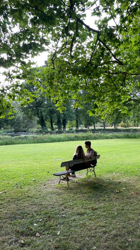 nature + France + Paris + jardins + friendship + couple + goals Couple On A Bench Aesthetic, Couple On Bench, Friendship Couple, Aesthetic Books, Paris City, France Paris, Park Bench, Paris France, Couple Goals