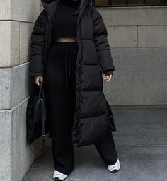 Long Puffer Coat Street Style, Long Black Puffer Coat Outfit, Long Puffer Outfit, Puffer Coat Street Style, Long Puffer Coat Outfit, Long Puffer Jacket Outfit, Puffer Coat Outfit, Black Outfit Ideas, Puffer Outfit