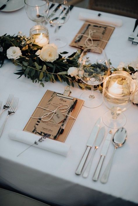 Simple Rustic Table Setting, Wedding Dinner Flowers, Nice Table Settings, Rustic Wedding Table Setting, Wedding Table Menus, 21 Dinner, 21 Diner, Tafel Decor, Rustic Wedding Table