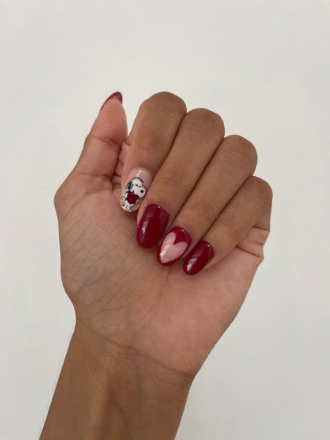 Snoopy Nails Simple, Snoopy Acrylic Nails, Snoopy Valentines Day Nails, Christmas Nails Snoopy, Snoopy Nails Design, Dr Pepper Nails, Cute Short Red Nails, Snoopy Nails Christmas, Snoopy Christmas Nails