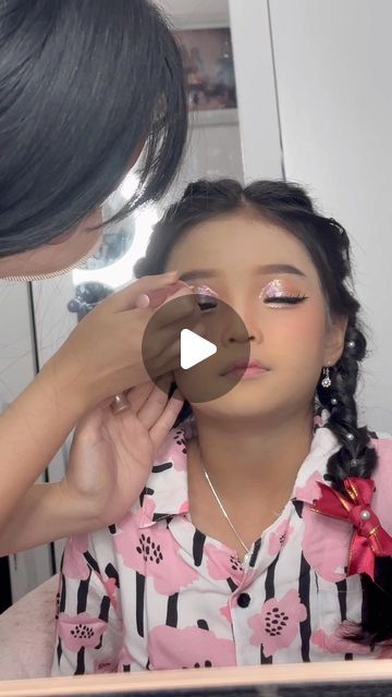 Korean Makeup Banjarmasin on Instagram: "Vanessa 💕 Princess nya ce @meimeymelanni 😘 hair @by.teresu  Douyin Look for kids by #sherlyselymakeup  . . #makeupparty #makeuppesta #makeupart #softmakeup #muabanjarmasin #makeupbanjarmasin #boldmakeup #makeupbarbie #barbieeyes #airbrushmakeup #makeuplooks #weddingmakeupartist #pengantinbjm #pengantinindonesia #flawlessmakeup #makeupideas #barbielook #makeup #makeuppestabjm #makeupkontent #makeupultah #makeupbirthday #kidsmakeup #douyinlook #douyinmakeup" Princess Makeup For Kids, Kids Makeup Looks, Princess Makeup Tutorial, Chinese Traditional Makeup, Kid Makeup, Makeup Tutorial For Kids, Makeup Ala Korea, Indian Makeup Looks, Korean Makeup Look